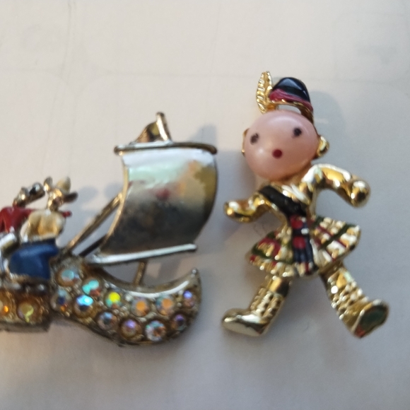 Jewelry - Two Travel Brooches, The Netherlands & Scotland, Gold and Silver